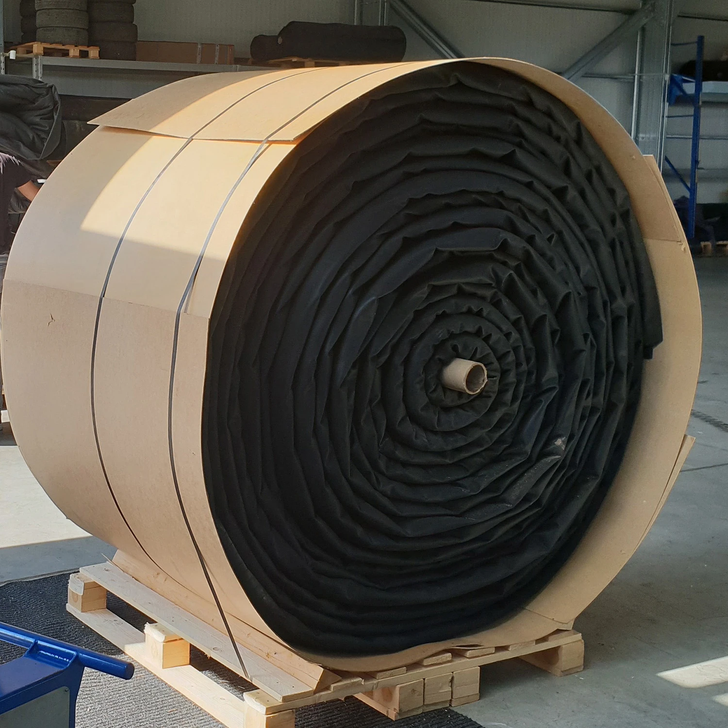 Membrană EPDM iaz RubberBear la rolă pentru impermeabilizări. Folie cauciuc premium, 100% Fish-Safe, rezistentă la UV.