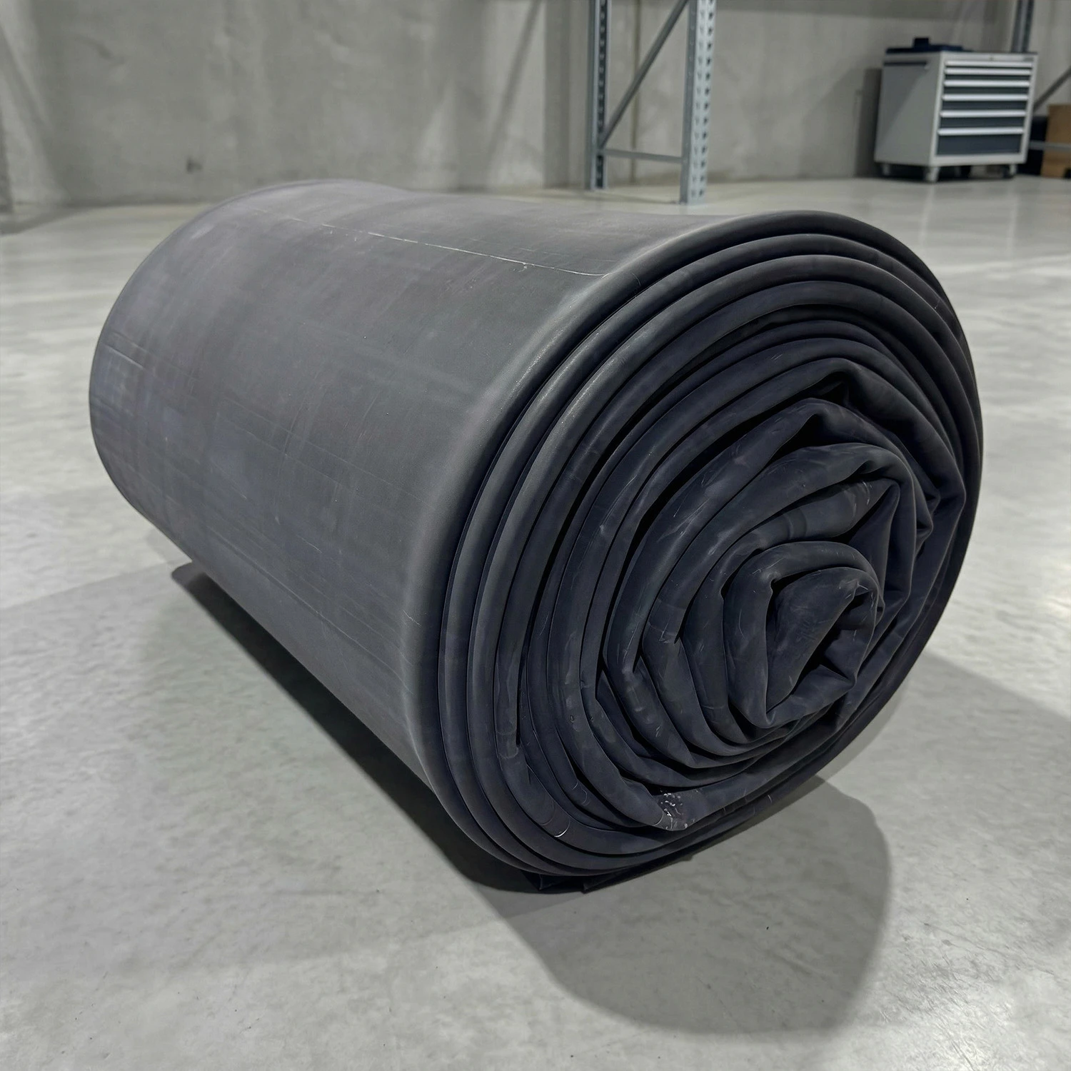 Membrană EPDM RubberBear pentru iazuri și lacuri. Soluție premium de impermeabilizare, 100% Fish-Safe, foarte elastică.