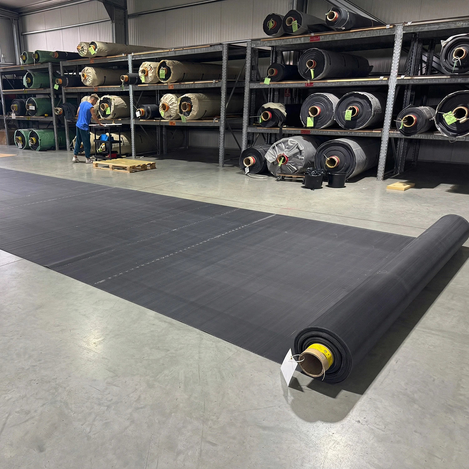 Membrană EPDM iaz RubberBear la rolă pentru impermeabilizare lacuri și bazine, 100% Fish-Safe, rezistență UV extremă.