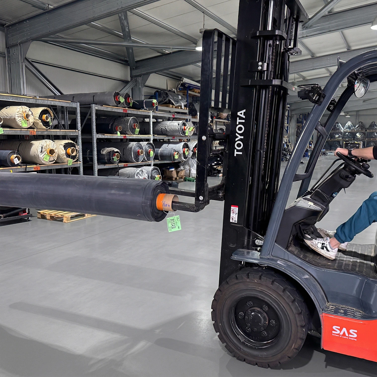 Rolă membrană EPDM RubberBear pentru iazuri. Folie cauciuc premium, 100% fish-safe, rezistentă la UV și îngheț.