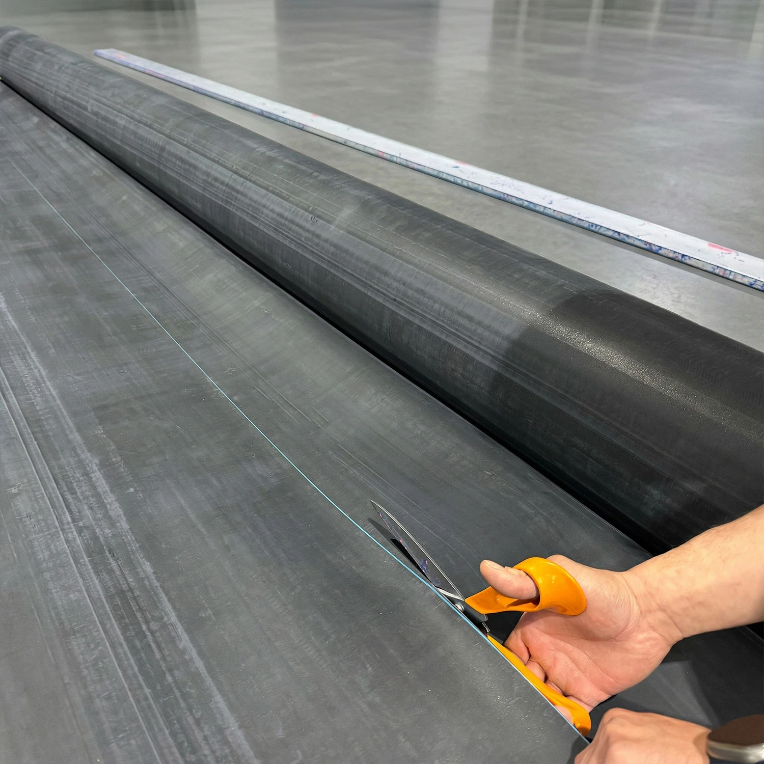 Membrană EPDM RubberBear pentru iazuri și lacuri. Folie cauciuc premium, 100% fish-safe, rezistentă UV și îngheț.