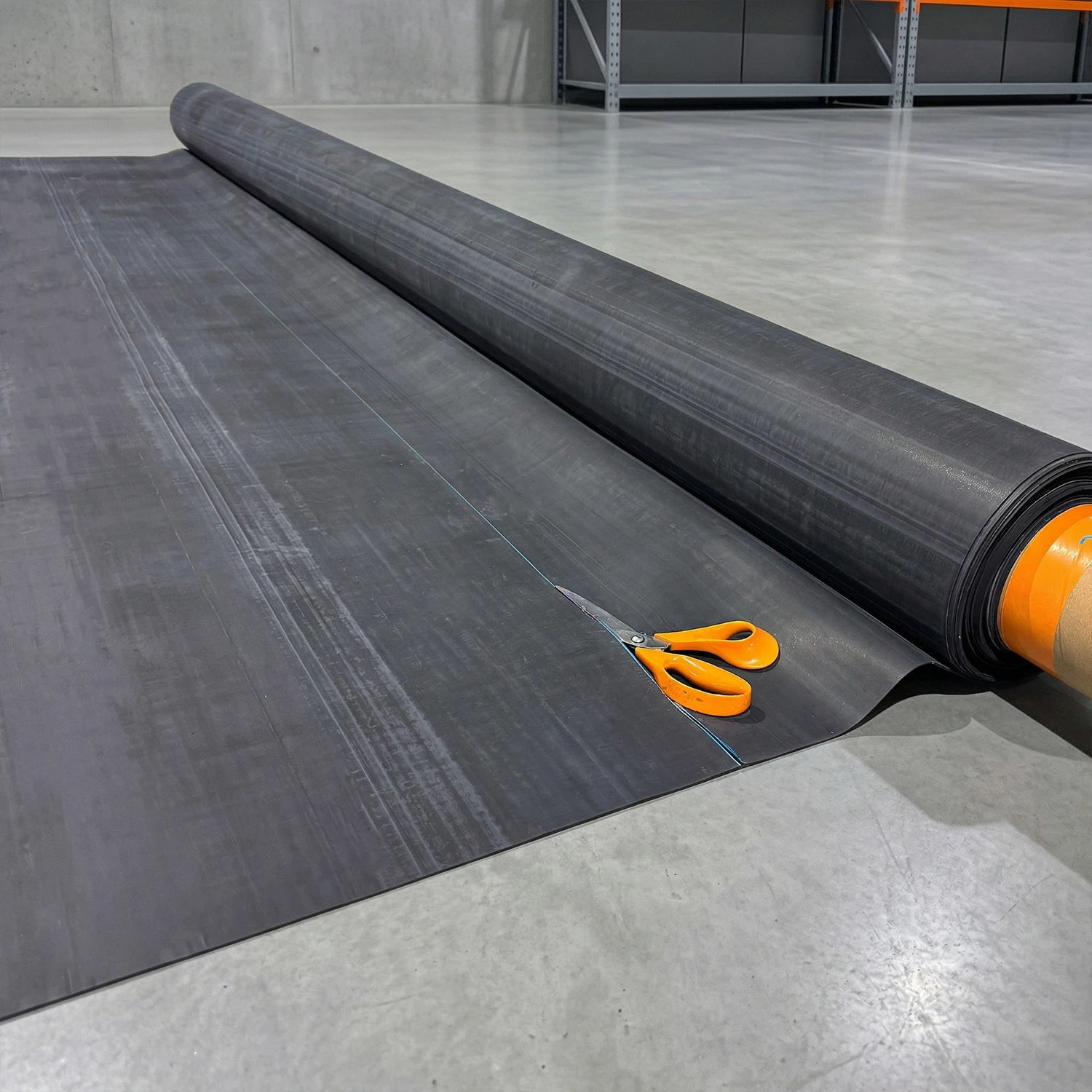 Membrană EPDM iaz RubberBear pentru impermeabilizare lacuri și bazine. Folie cauciuc premium, elastică, 100% Fish-Safe.