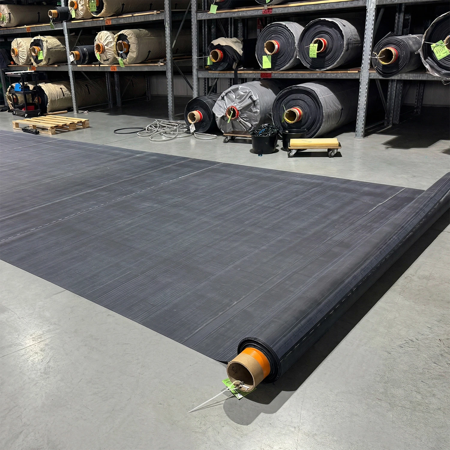 Membrană EPDM iaz RubberBear în rolă, folie premium din cauciuc pentru impermeabilizare sigură pentru pești și plante.